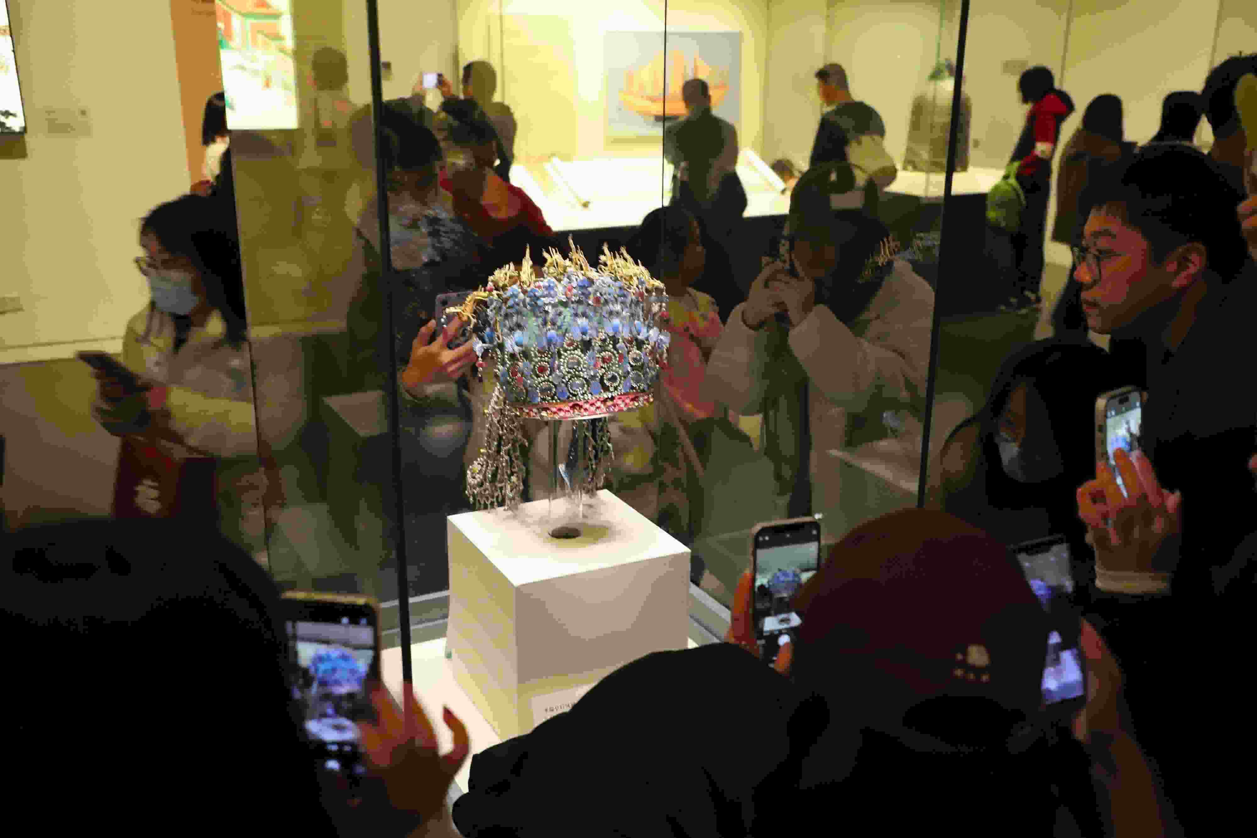 △ 2024年3月9日，北京，中國(guó)國(guó)家博物館，來自天南海北的游客在參觀藏品。