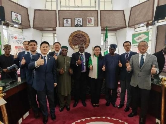 3月21日，與會嘉賓在首屆拉各斯論壇現(xiàn)場合影留念。（圖片由中國駐拉各斯總領事館提供）