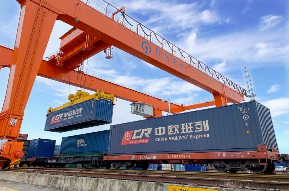 △2022年4月29日，在安徽合肥北站物流基地集裝箱作業(yè)區(qū)，準(zhǔn)備發(fā)運(yùn)的中歐班列集裝箱。