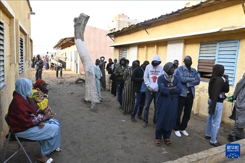 3月24日, 選民在塞內(nèi)加爾首都達(dá)喀爾的一處投票站前排隊(duì)。新華社發(fā)（登巴·蓋伊攝）