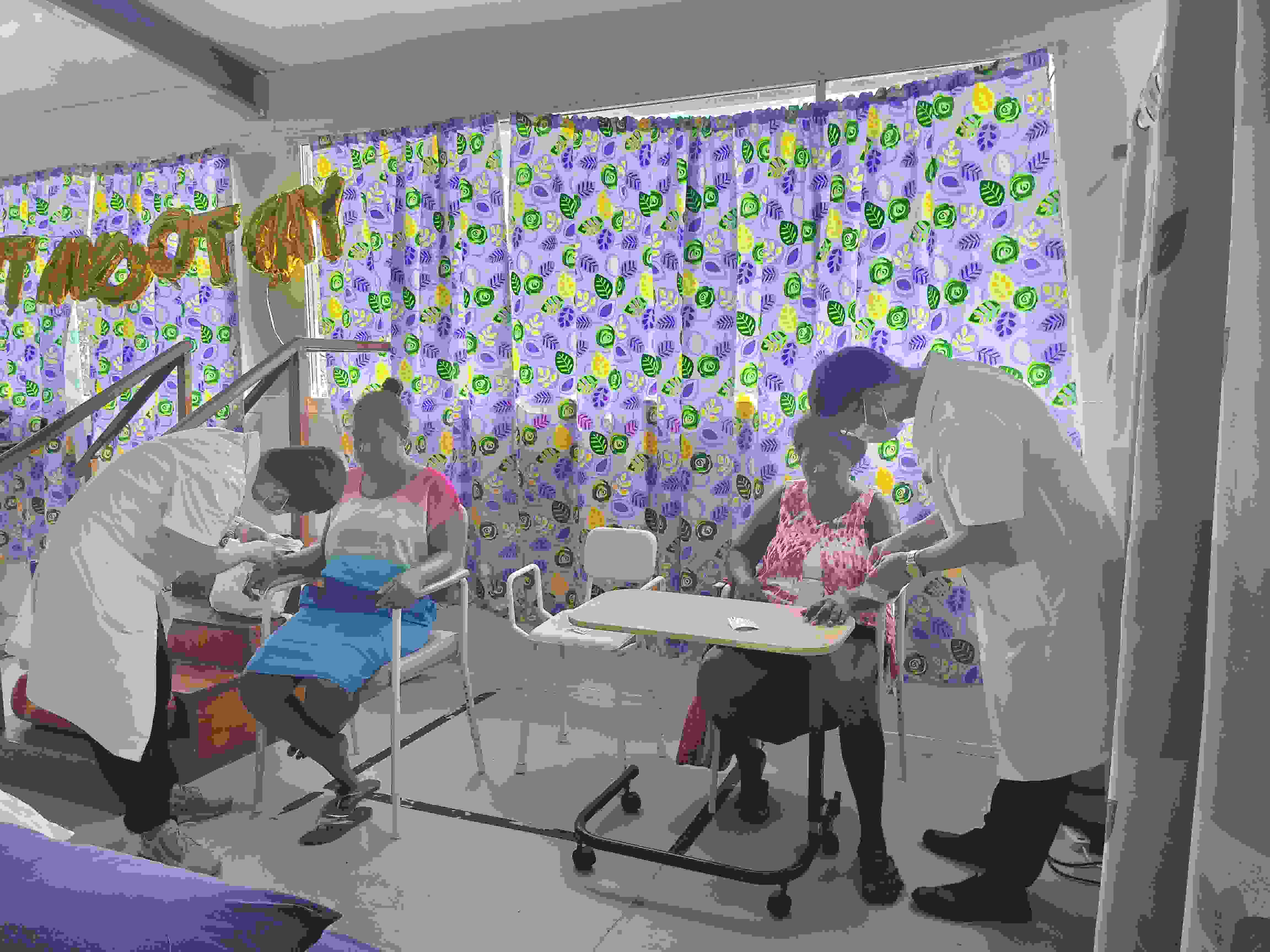 2023年7月3日，中國(guó)援助所羅門群島醫(yī)療隊(duì)針灸大夫在所羅門群島首都霍尼亞拉國(guó)家轉(zhuǎn)診醫(yī)院為患者治療。