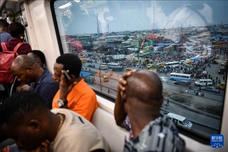 2月28日，在尼日利亞拉各斯，人們乘坐輕軌藍線列車。新華社記者 韓旭 攝