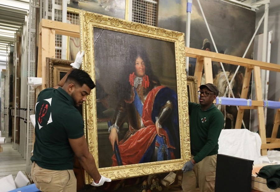  2024年3月11日，在法國巴黎近郊的凡爾賽宮，工作人員準備打包油畫《路易十四戎裝像》。在2024年中法建交60周年暨中法文化旅游年之際，凡爾賽宮和故宮博物院將于4月至6月在故宮共同舉辦“凡爾賽宮與紫禁城”展覽。凡爾賽宮工作人員將70余件法方展品打包裝箱，計劃在不久之后將其運往北京。新華社記者 高靜 攝