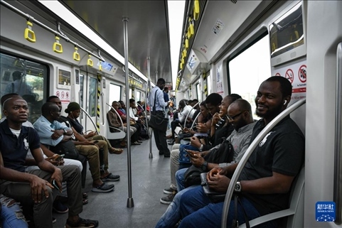 2月28日，在尼日利亞拉各斯，人們乘坐輕軌藍線列車。新華社記者 韓旭 攝