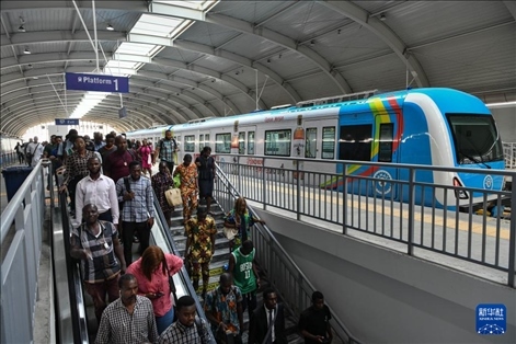 2月28日，在尼日利亞拉各斯，人們在輕軌藍線碼頭站下車出站。新華社記者 韓旭 攝