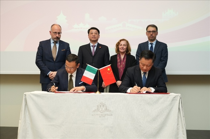 揚州市政府與意大利中國商會簽署合作協(xié)議。 主辦方供圖