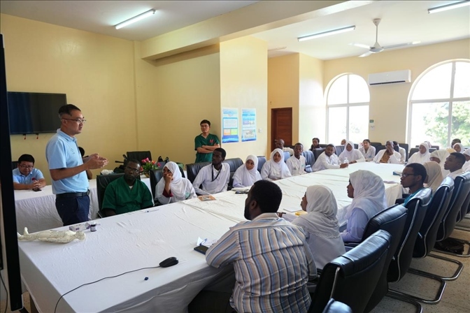 韋長(zhǎng)群醫(yī)生進(jìn)行中醫(yī)講座。中國(guó)援桑醫(yī)療隊(duì)供圖