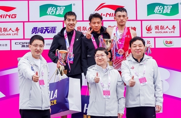 無錫市人民政府副秘書長顧文龍，無錫市體育局黨組書記、副局長楊宇華，海瀾集團黨委副書記、副總裁江南共同為全國馬拉松錦標(biāo)賽（第一站）男子組前3名頒獎。受訪者供圖