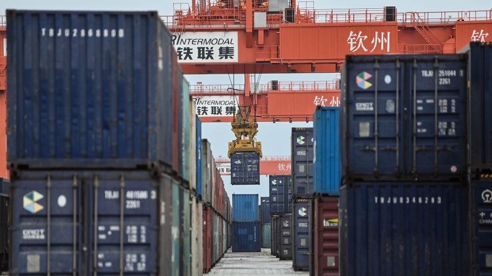 △2023年5月11日，在廣西欽州鐵路集裝箱中心站，塔吊在下卸集裝箱。近年來，在RCEP政策紅利推動(dòng)下，中國與東盟產(chǎn)業(yè)合作不斷深化，助力區(qū)域經(jīng)濟(jì)發(fā)展。