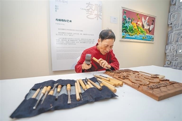 △2024年3月25日，在博鰲東嶼島文化公園海口城市展現(xiàn)場(chǎng)，非遺傳承人展演龍?zhí)恋窨趟囆g(shù)。