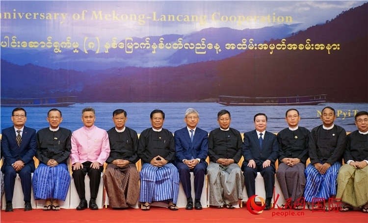 嘉賓在招待會上合影留念。人民網(wǎng)記者 謝佳君攝