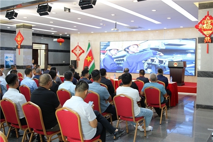 當?shù)貢r間3月26日下午，中國品牌重型機械、載重車輛宣傳推介會在中國駐蘇里南大使館舉行。圖為宣介會現(xiàn)場。中國駐蘇里南大使館供圖