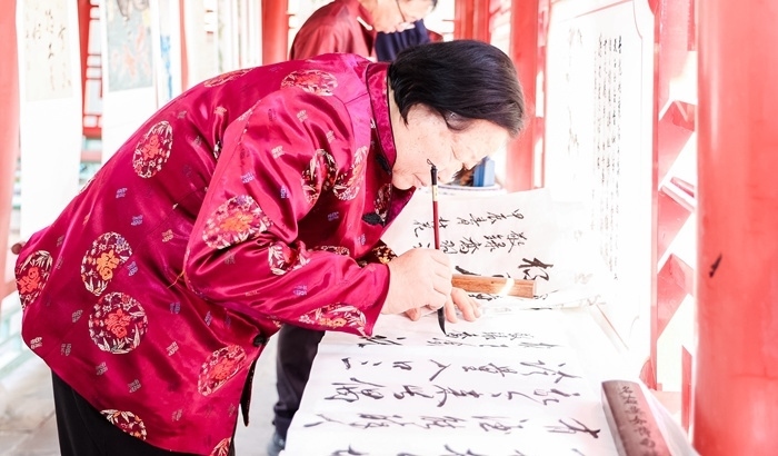 杏花節(jié)書畫展上書法家現(xiàn)場(chǎng)創(chuàng)作。受訪方供圖