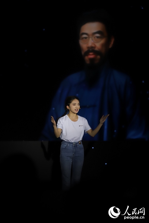 數(shù)字人“聞一多”與青年學(xué)生隔空對話。人民網(wǎng)記者 李發(fā)興攝