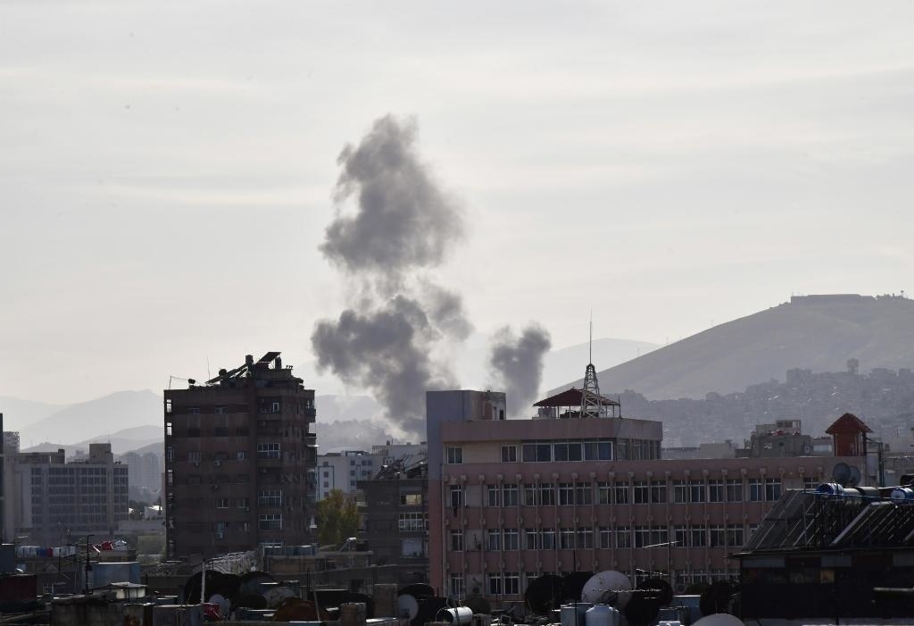 這是4月1日在敘利亞首都大馬士革拍攝的爆炸后升起的濃煙。新華社發(fā)（阿瑪爾攝）