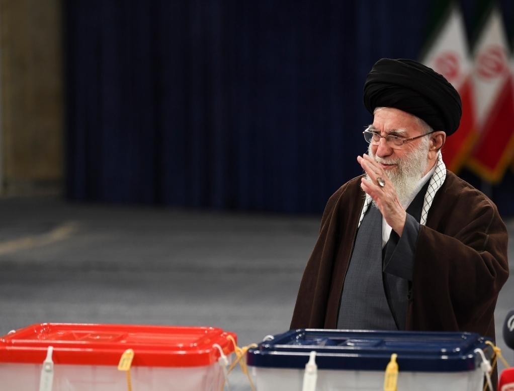 3月1日，在伊朗首都德黑蘭，伊朗最高領(lǐng)袖哈梅內(nèi)伊在設(shè)于領(lǐng)袖府內(nèi)的投票站投票。新華社記者沙達(dá)提攝