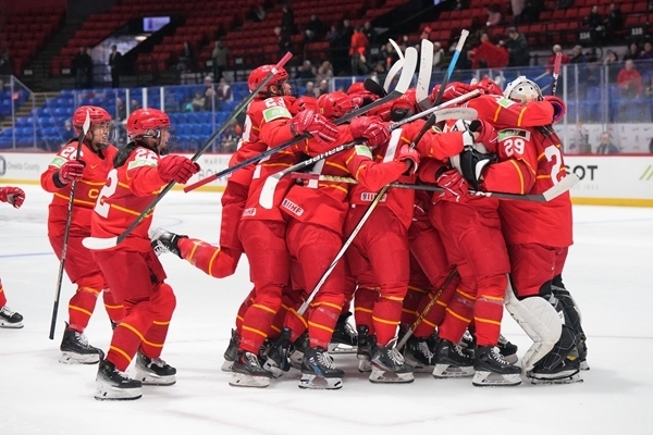 中國(guó)隊(duì)?wèi)c祝比賽勝利。圖片來(lái)源：國(guó)際冰聯(lián)