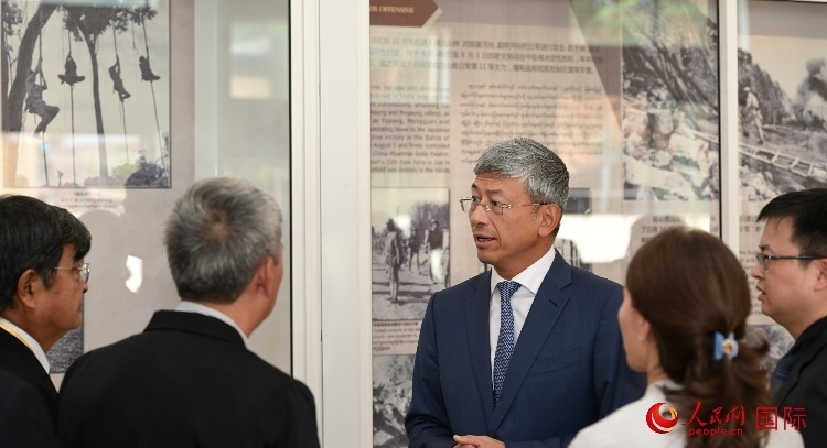 陳海大使了解中國遠(yuǎn)征軍紀(jì)念館情況。人民網(wǎng)記者 謝佳君攝