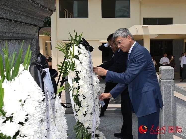 陳海大使向中國遠(yuǎn)征軍紀(jì)念碑敬獻(xiàn)花籃。人民網(wǎng)記者 謝佳君攝