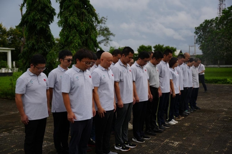 醫(yī)療隊隊員默哀。中國援桑醫(yī)療隊供圖