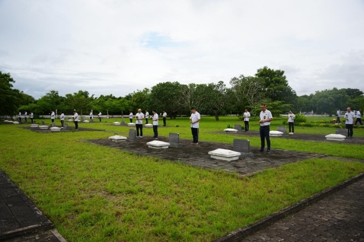 醫(yī)療隊隊員向烈士們獻花。中國援桑醫(yī)療隊供圖