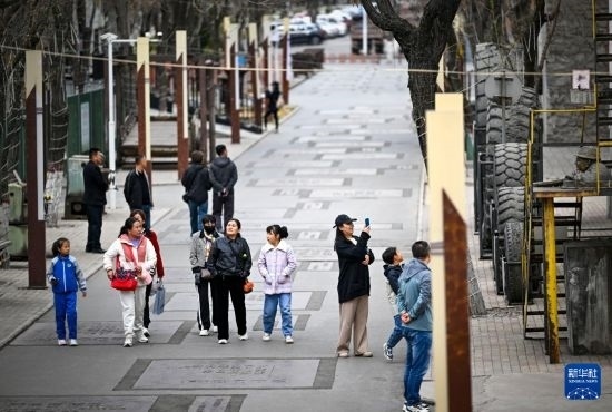 4月5日，游客在寧夏石嘴山市大武口洗煤廠工業(yè)遺址公園游覽。新華社記者 馮開華 攝