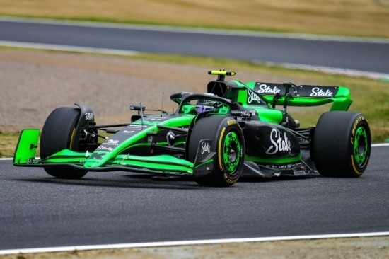 4月5日，索伯車隊(duì)中國車手周冠宇在練習(xí)賽中。新華社記者 張笑宇 攝