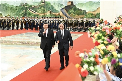 △2024年3月25日，習(xí)近平主席在北京人民大會堂同來華進行國事訪問的瑙魯總統(tǒng)阿迪昂舉行會談。這是會談前，習(xí)近平主席在人民大會堂北大廳為阿迪昂總統(tǒng)舉行歡迎儀式。