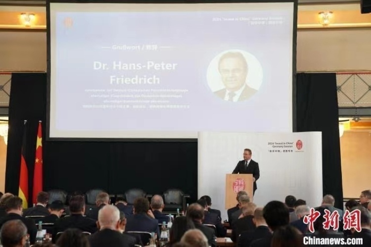 當(dāng)?shù)貢r(shí)間4月5日，由中國(guó)商務(wù)部主辦的“投資中國(guó)”德國(guó)專(zhuān)場(chǎng)推介活動(dòng)在斯圖加特市舉行。中新社記者 馬秀秀 攝