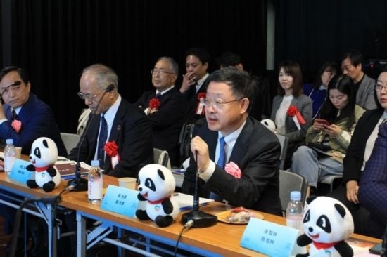 圖為四川省文化和旅游廳廳長(zhǎng)戴允康向日本友人介紹四川旅游資源。(中國(guó)駐東京旅游辦事處供圖)