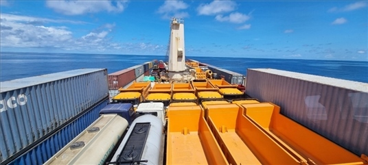 中蘇海運直航貨輪在海上行駛。中國駐蘇里南大使館供圖