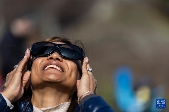 4月8日，一名女子在美國紐約州普拉茨堡觀看日食。新華社發(fā)（文森特·約翰遜攝）