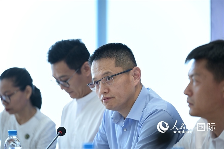 緬甸中國(guó)企業(yè)商會(huì)會(huì)長(zhǎng)、工商銀行仰光分行行長(zhǎng)劉銘介紹有關(guān)情況-人民網(wǎng)記者謝佳君攝