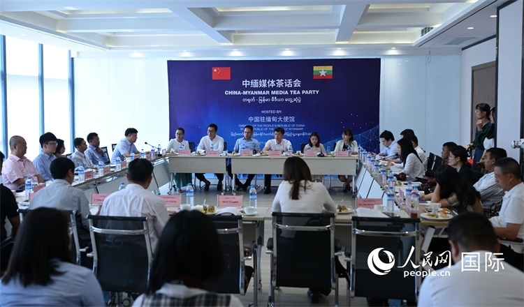 與會(huì)媒體和企業(yè)代表圍繞“新質(zhì)生產(chǎn)力”等話(huà)題深入交流-人民網(wǎng)記者謝佳君攝