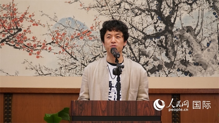 影片導(dǎo)演竹內(nèi)亮致辭。人民網(wǎng) 蔣曉辰攝