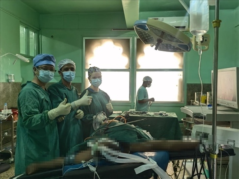 蔣國慶醫(yī)生（左）和當(dāng)?shù)蒯t(yī)生慶祝手術(shù)成功。中國援桑醫(yī)療隊供圖