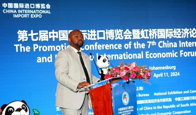 標(biāo)準(zhǔn)銀行集團企業(yè)與商業(yè)銀行部國際貿(mào)易總經(jīng)理武巴致辭。（圖片來源：中國國際進口博覽會官微）