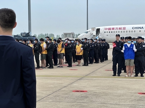 中國(guó)籍涉賭詐違法犯罪嫌疑人從柬埔寨被押解回國(guó)。人民網(wǎng)記者 郝萍攝