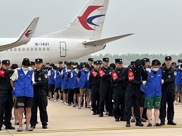 中國(guó)籍涉賭詐違法犯罪嫌疑人從柬埔寨被押解回國(guó)。人民網(wǎng)記者 郝萍攝