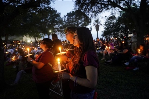 2023年5月24日，在美國得克薩斯州小城尤瓦爾迪，人們參加守夜儀式悼念校園槍擊遇害者。新華社記者吳曉凌攝