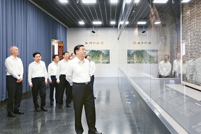 2023年7月29日，中共中央總書記、國(guó)家主席、中央軍委主席習(xí)近平在四川考察結(jié)束返京途中，來(lái)到陜西省漢中市考察。這是習(xí)近平參觀漢中市博物館有關(guān)歷史文物展陳。 新華社記者 鞠鵬/攝