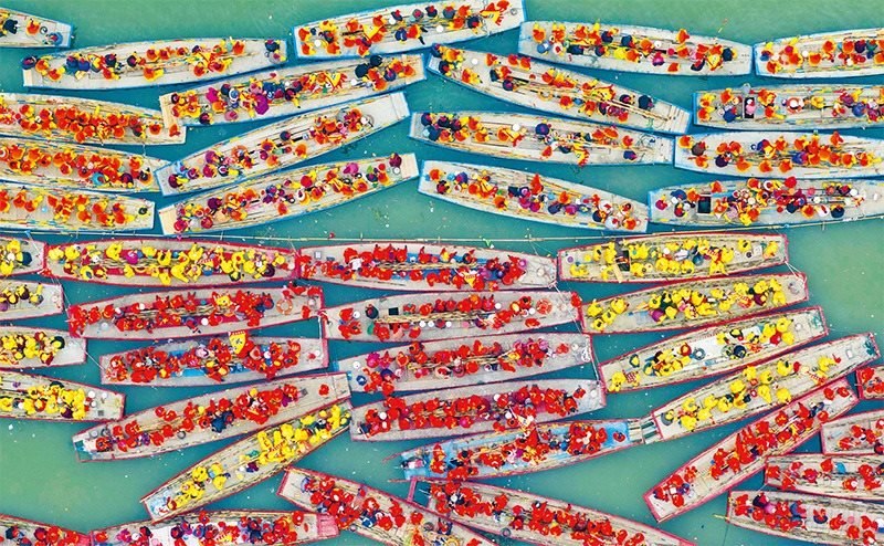 溱潼會(huì)船由南宋相沿至今，歷經(jīng)數(shù)百年傳承，被列入國(guó)家級(jí)非物質(zhì)文化遺產(chǎn)名錄。圖為2024年4月6日在江蘇省泰州市姜堰區(qū)溱湖國(guó)家濕地公園參加會(huì)船表演的船只。 新華社發(fā) 湯德宏/攝