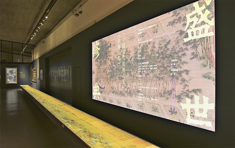 “中國(guó)歷代繪畫(huà)大系”，是習(xí)近平總書(shū)記親自批準(zhǔn)、高度重視的一項(xiàng)規(guī)模浩大、縱貫歷史、橫跨中外的國(guó)家級(jí)重大文化工程。圖為中國(guó)國(guó)家版本館杭州分館展示的“盛世修典——‘中國(guó)歷代繪畫(huà)大系’”收錄的數(shù)字化古畫(huà)（2023年5月31日攝）。 新華社記者 翁忻旸/攝