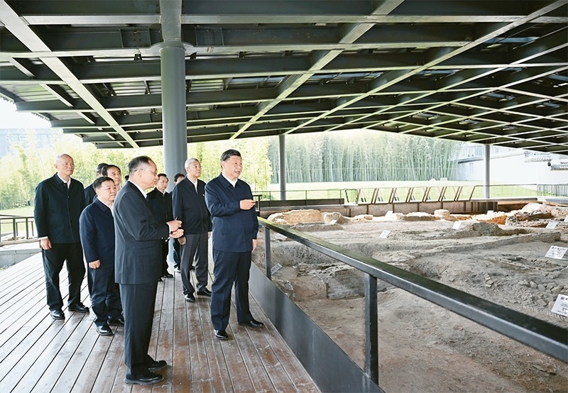 2023年10月10日至13日，中共中央總書記、國(guó)家主席、中央軍委主席習(xí)近平在江西考察。這是11日上午，習(xí)近平在景德鎮(zhèn)市陶陽(yáng)里歷史文化街區(qū)南麓遺址考察。 新華社記者 謝環(huán)馳/攝