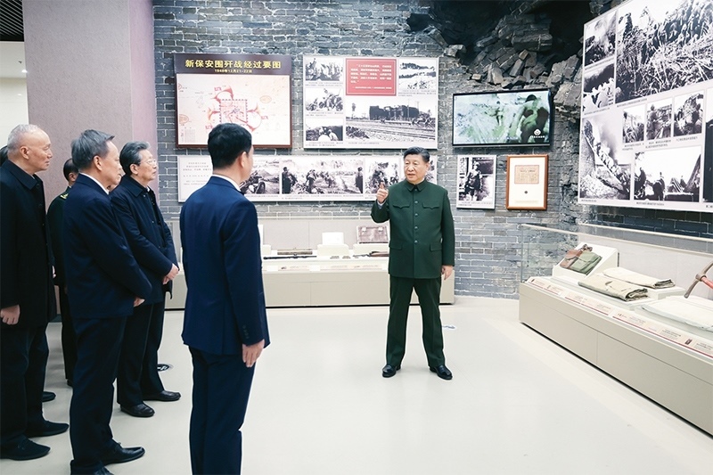 2024年2月1日至2日，中共中央總書記、國(guó)家主席、中央軍委主席習(xí)近平來(lái)到天津，看望慰問(wèn)基層干部群眾。這是2日上午，習(xí)近平在平津戰(zhàn)役紀(jì)念館考察。 新華社記者 鞠鵬/攝