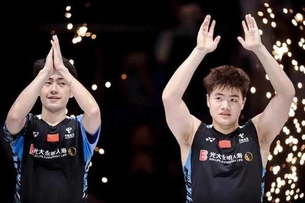 4月14日，梁偉鏗（右）/王昶在頒獎儀式上。 新華社記者 江漢攝