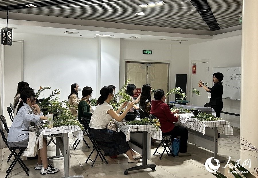 插花體驗(yàn)課。人民網(wǎng) 玄番登史江攝