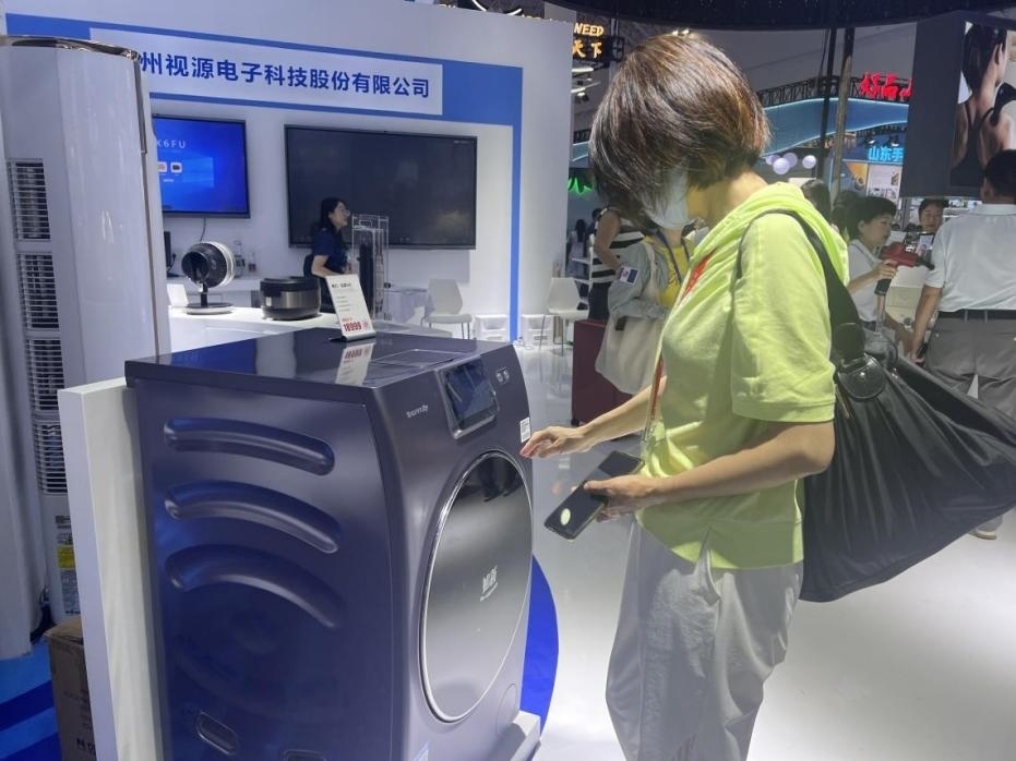 在廣東館展區(qū)內(nèi)，觀展者正在了解家用電器性能。人民網(wǎng)記者 楊迪攝