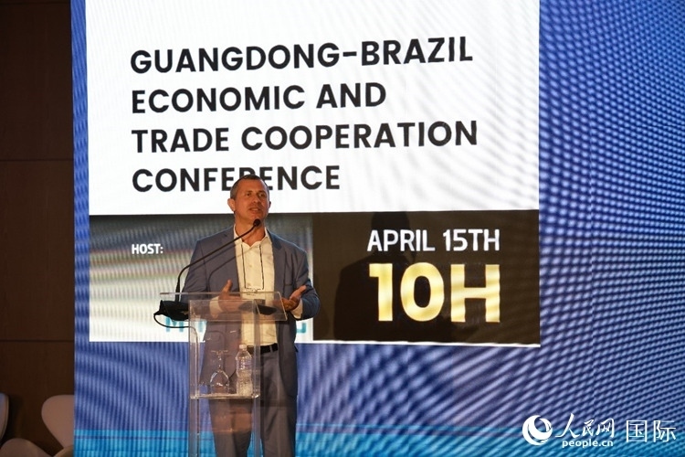 巴西里約州能源和海洋經(jīng)濟部國務(wù)秘書費利佩·佩肖托在推介會上致辭。人民網(wǎng)記者 陳海琪攝