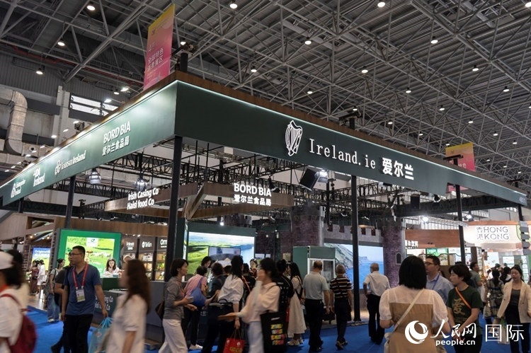 第四屆中國國際消費品博覽會愛爾蘭國家館。人民網 常沙攝